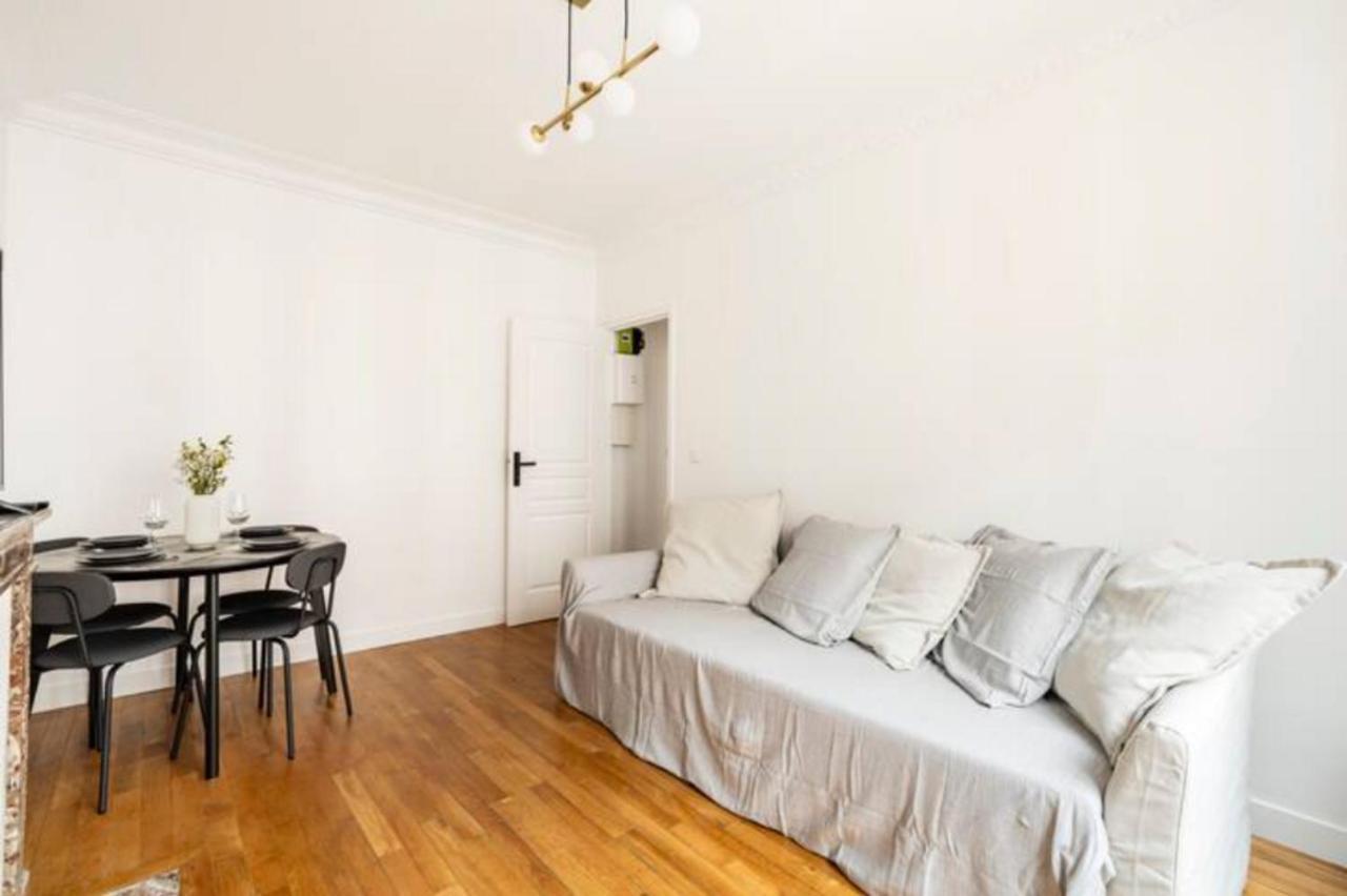 The Square, Paris-Asnieres, Private Apartment With Bedroom And Living Room Exterior photo