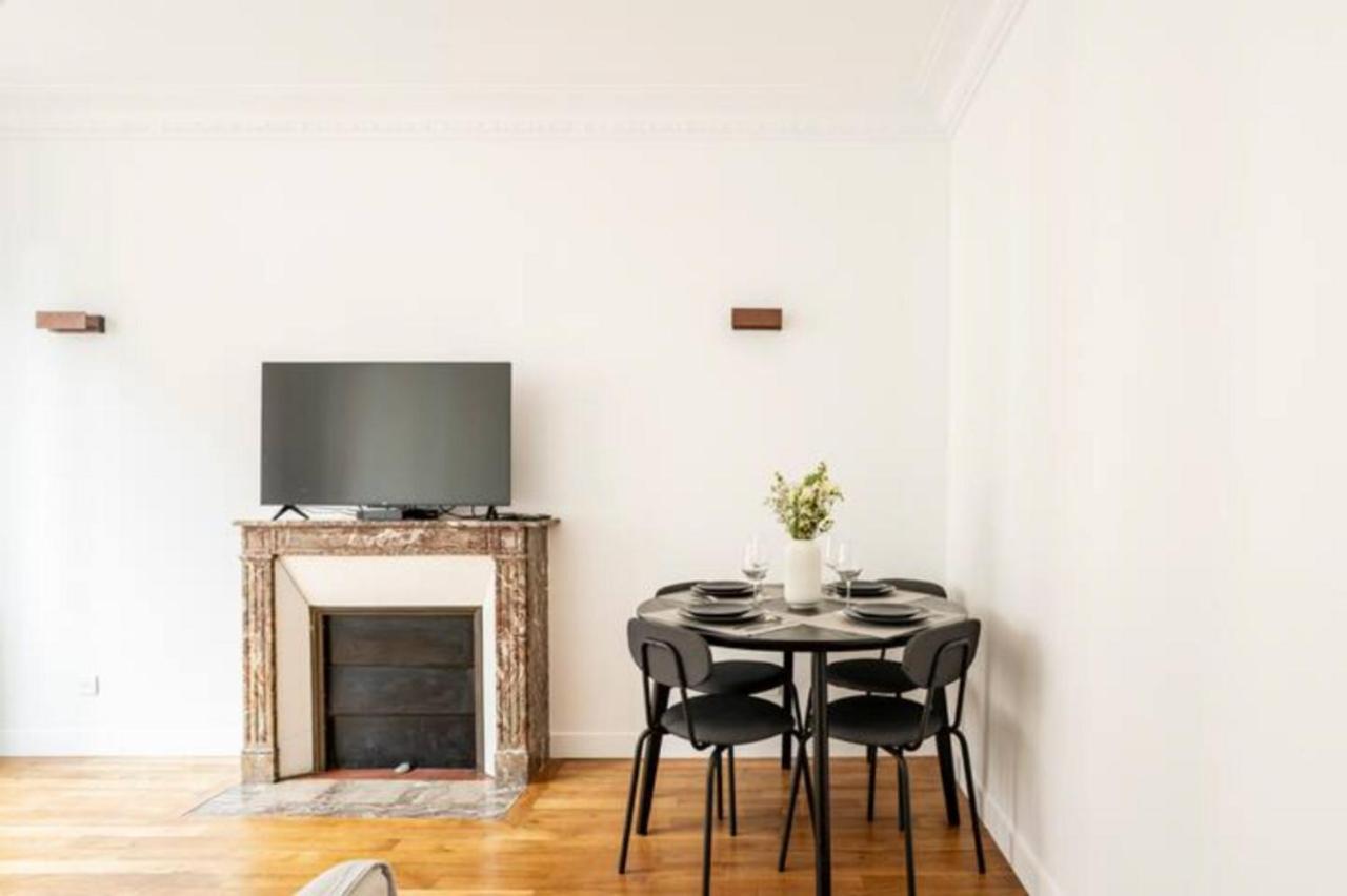 The Square, Paris-Asnieres, Private Apartment With Bedroom And Living Room Exterior photo